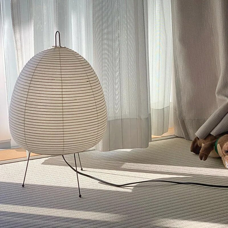 Lámpara de mesa minimalista zen japonesa con trípode de papel de arroz e iluminación ambiental