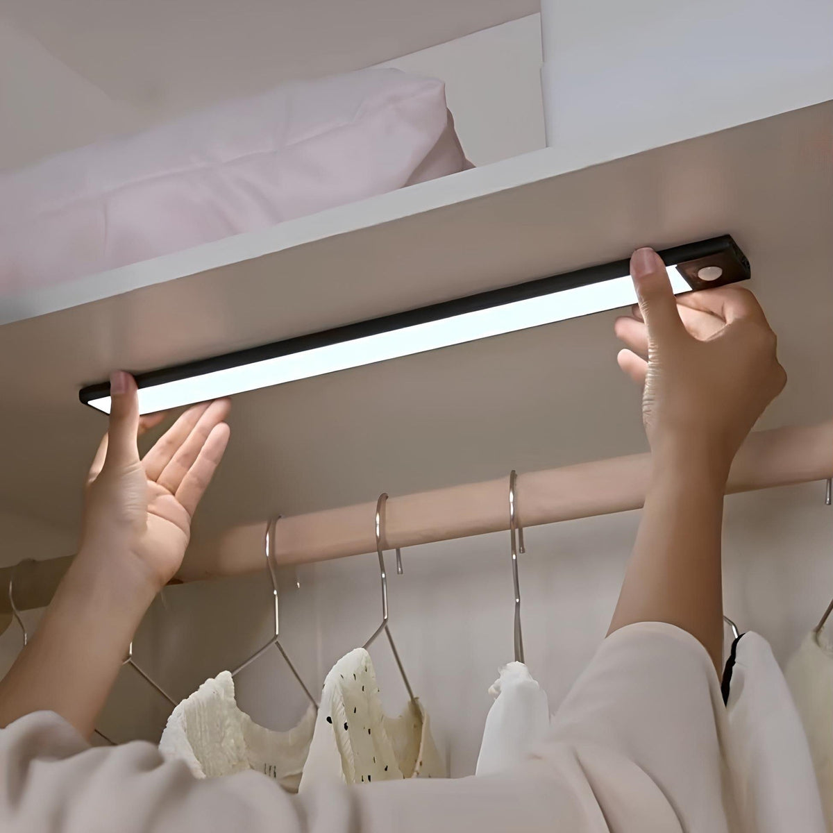 Barra de luz magnética recargable y regulable con sensor de movimiento