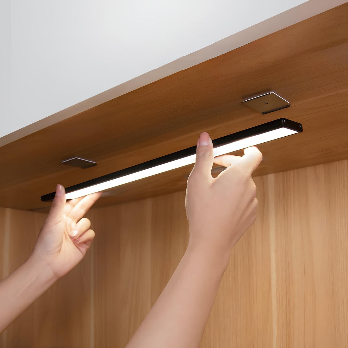 Barra de luz magnética recargable y regulable con sensor de movimiento