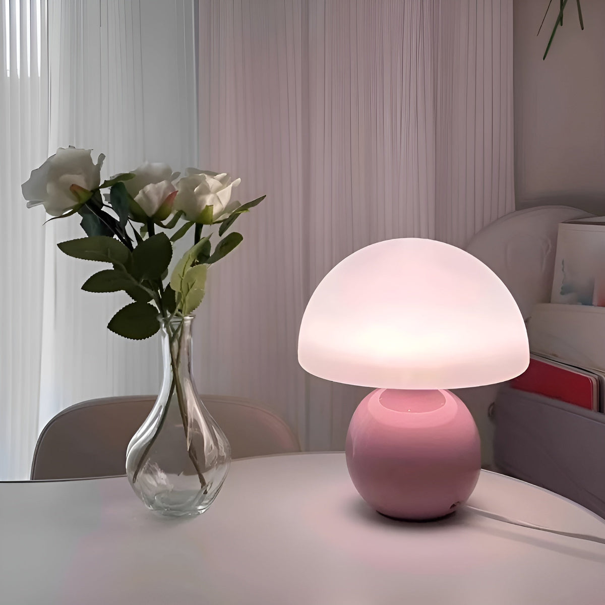 Lámpara de mesa compacta de estilo moderno de mediados de siglo, con cúpula curva y base redondeada