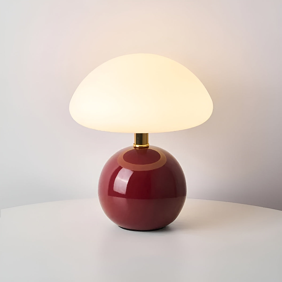Lámpara de mesa compacta de estilo moderno de mediados de siglo, con cúpula curva y base redondeada