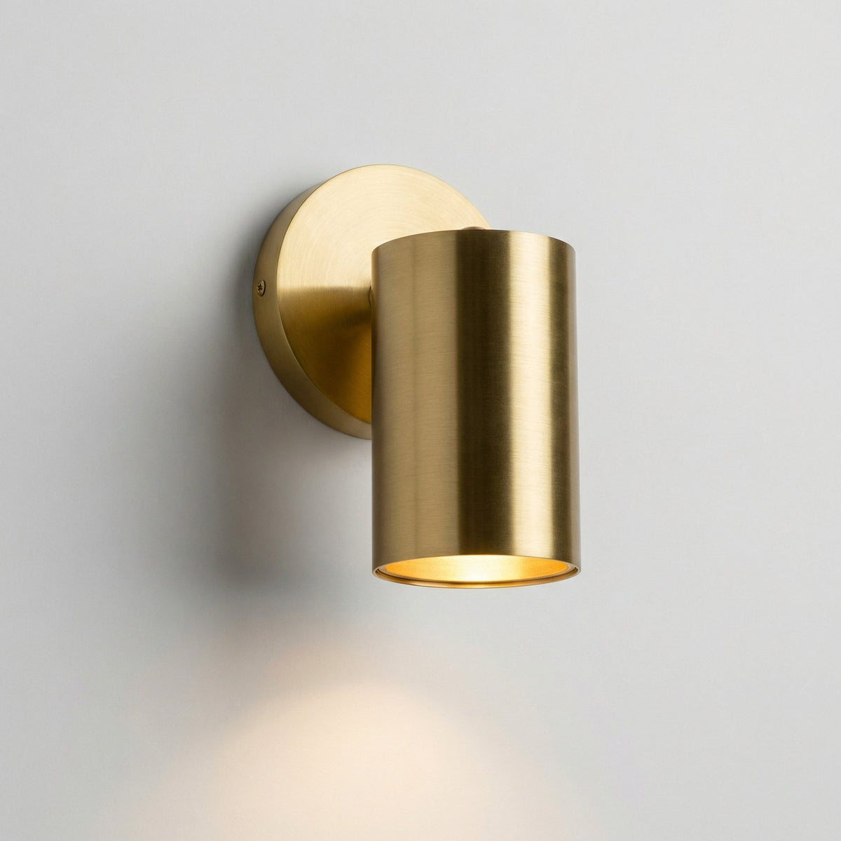 Lámpara de pared minimalista cilíndrica de metal y perfil bajo