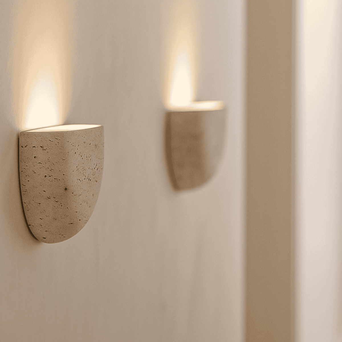 Luz de pared minimalista con forma de semicuenco y acabado de yeso texturizado