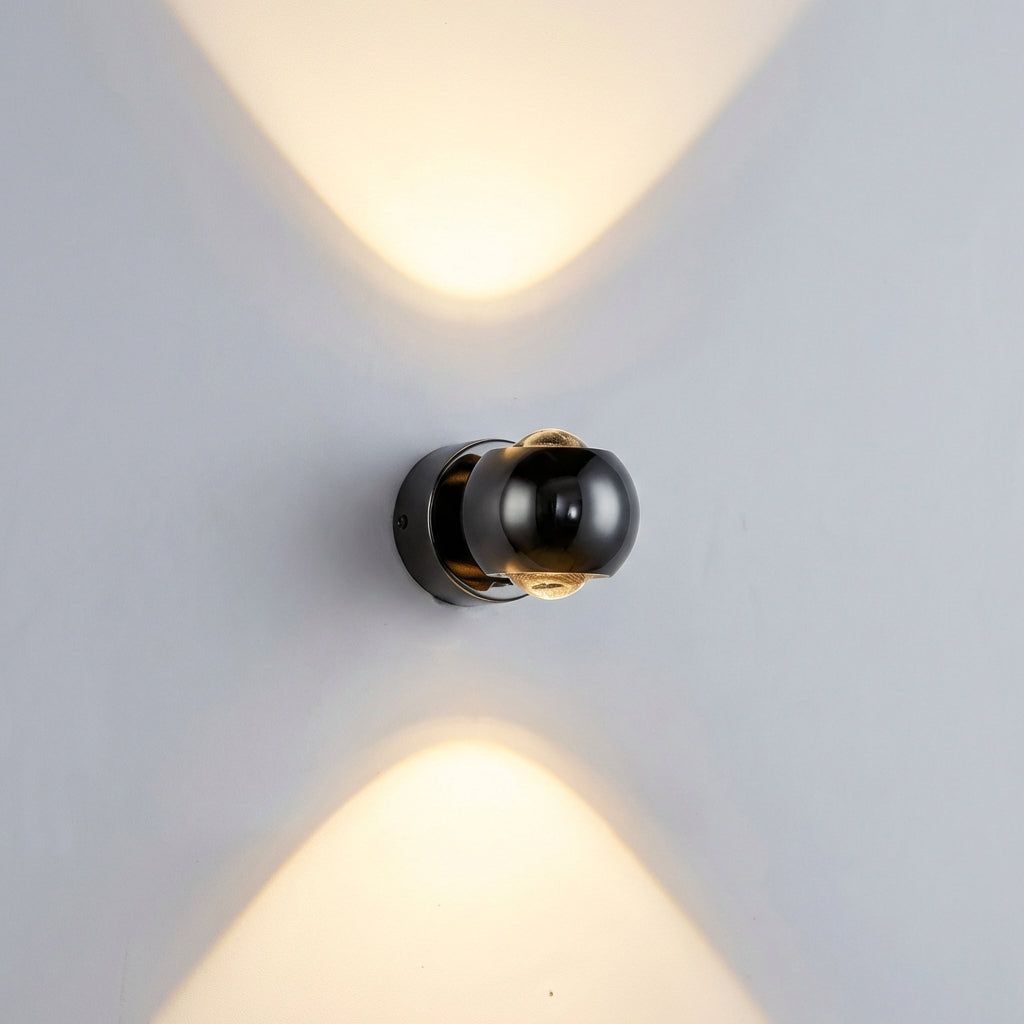 Lámpara de pared escultórica compacta de metal con dos cristales giratorios