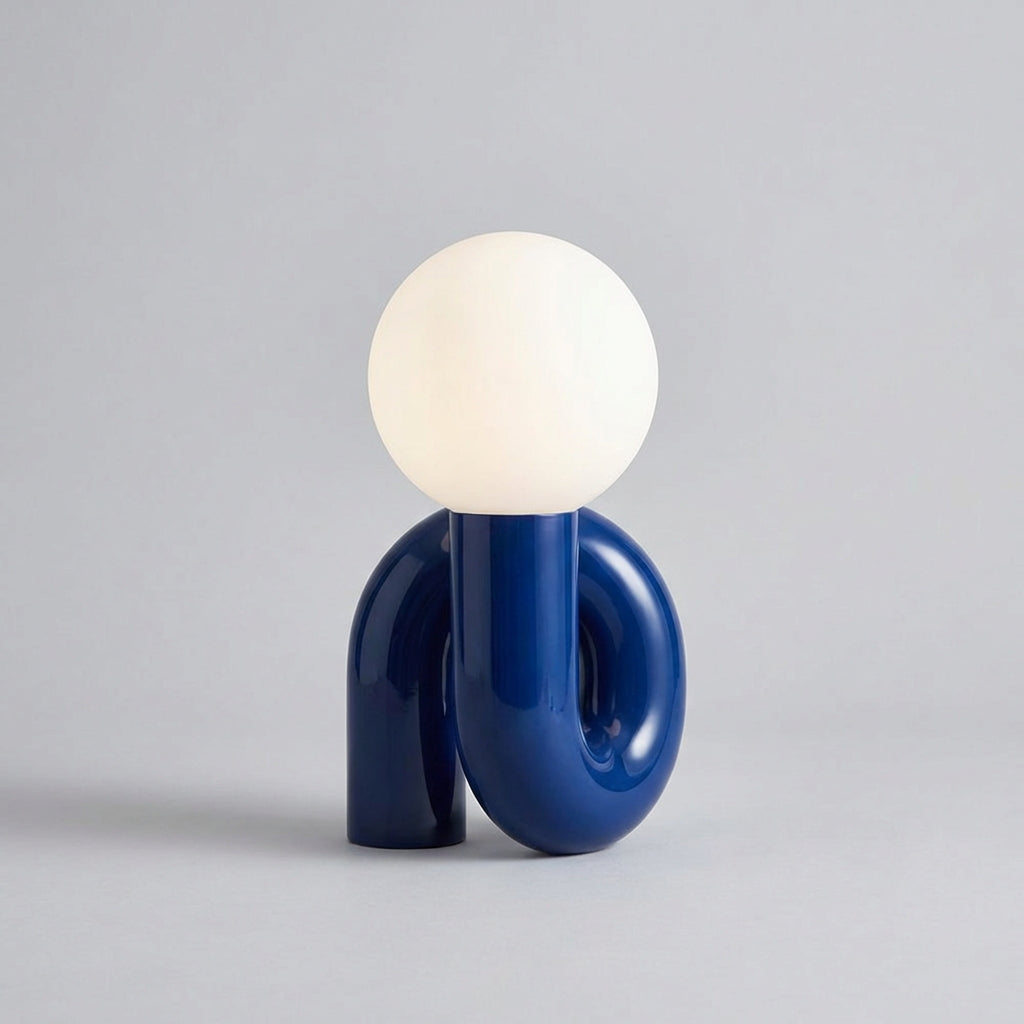 Lámpara de mesa escultural con base de resina y globo de vidrio esmerilado
