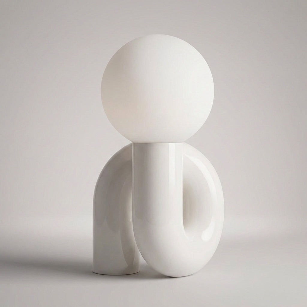 Lámpara de mesa escultural con base de resina y globo de vidrio esmerilado