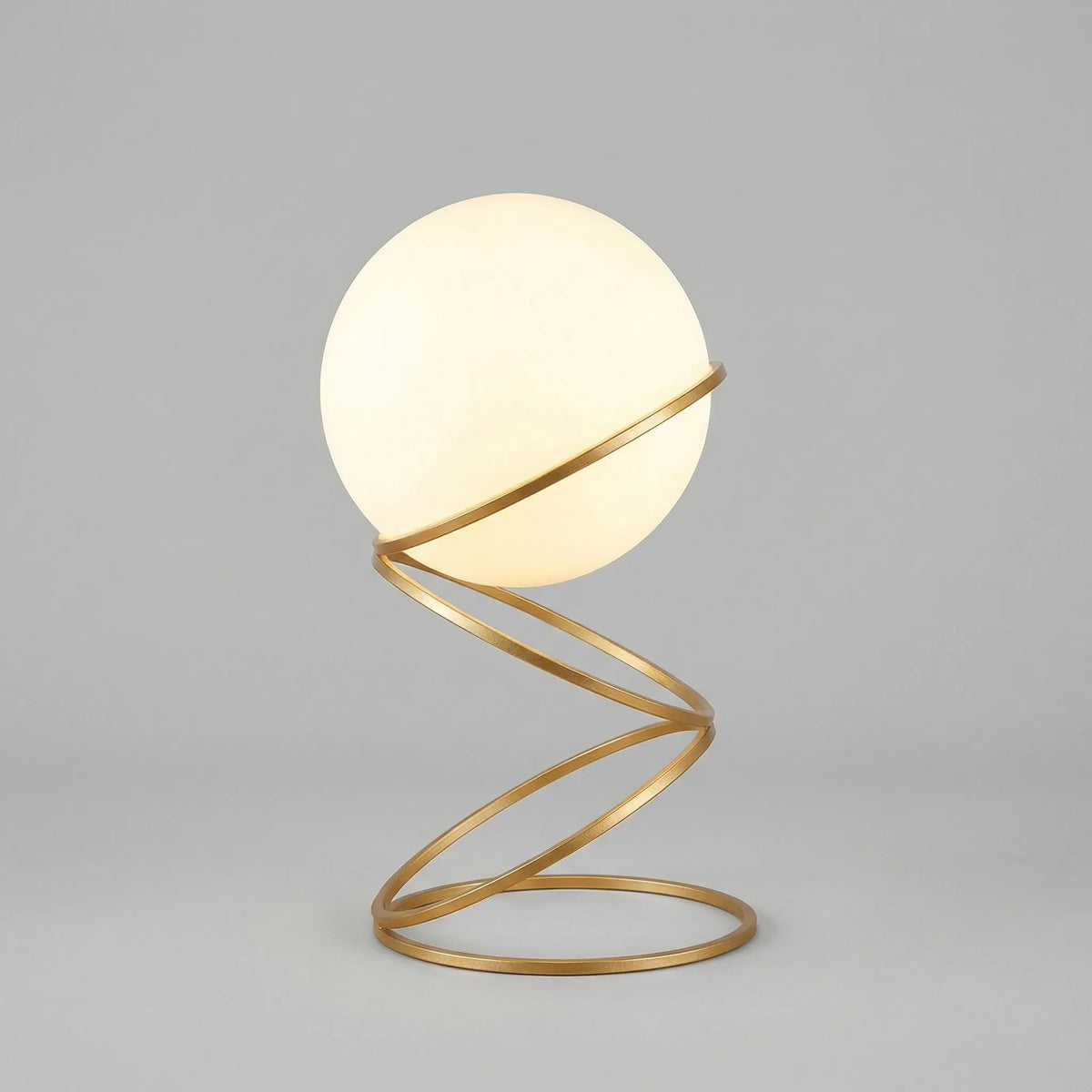 Lámpara de mesa escultural con base metálica en espiral y esfera de acrílico redonda
