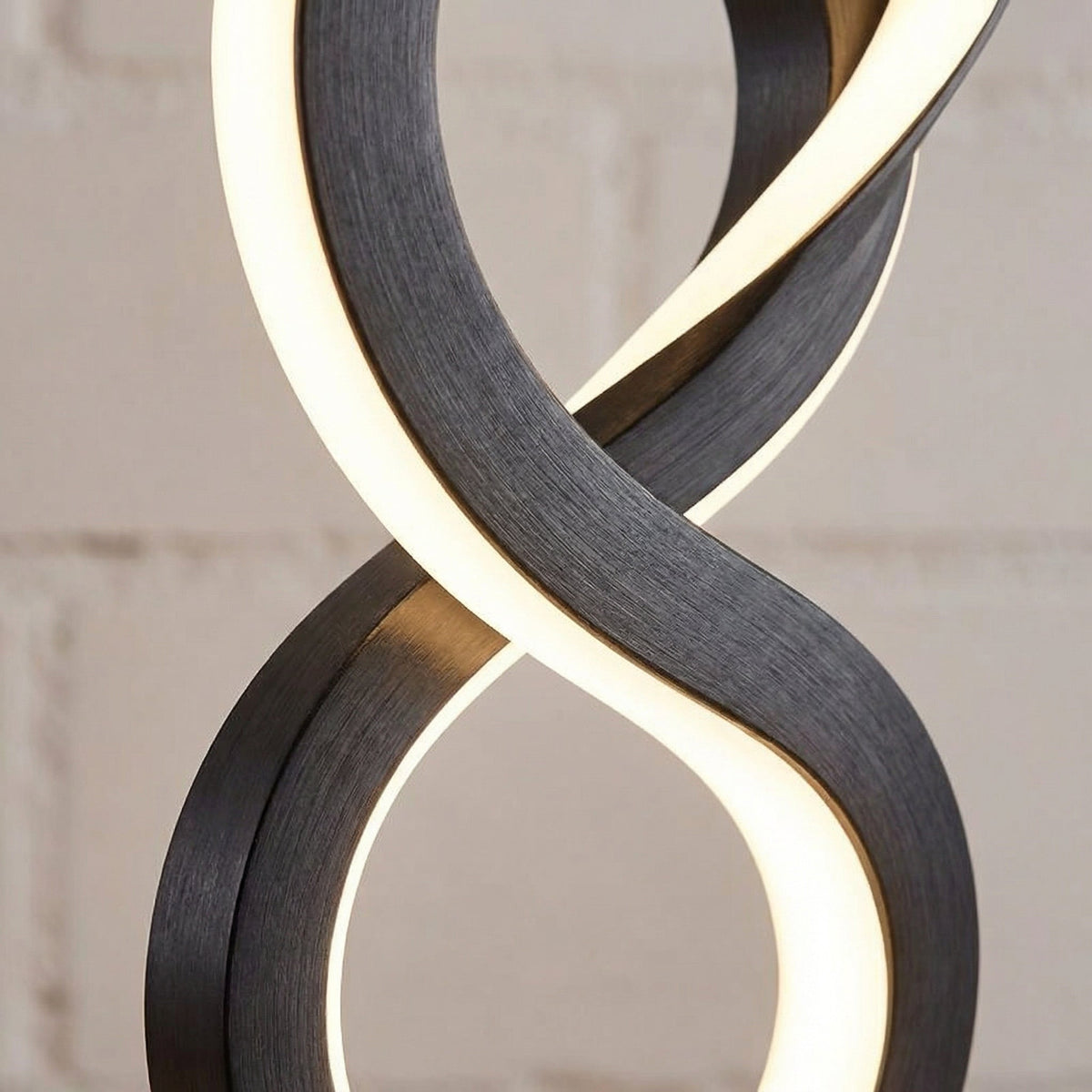 Lámpara de mesa compacta con silueta de espiral escultural y luz cálida