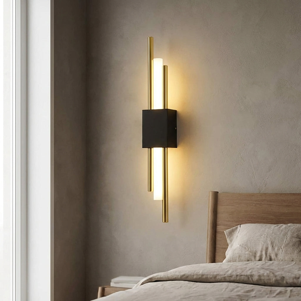 Lámpara de pared escultórica delgada y vertical, de metal y acrílico con difusor