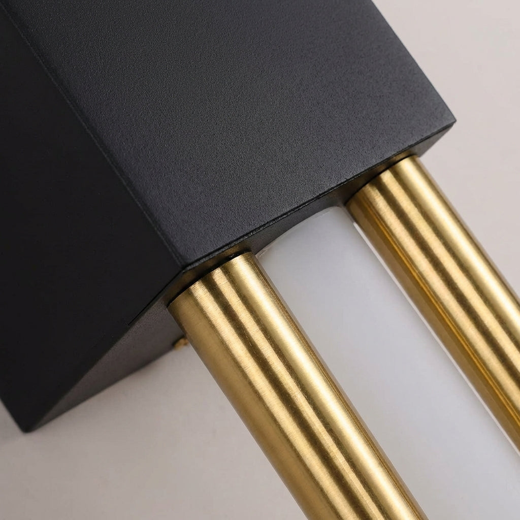 Lámpara de pared escultórica delgada y vertical, de metal y acrílico con difusor
