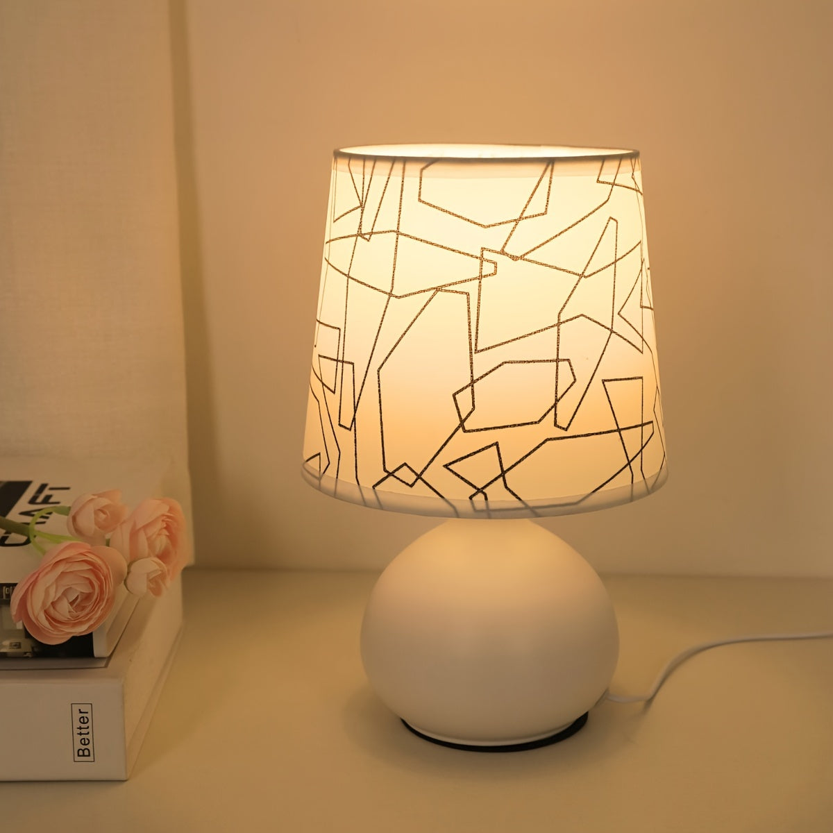 Lámpara de mesa compacta con pantalla moldeada geométrica, base redonda y USB