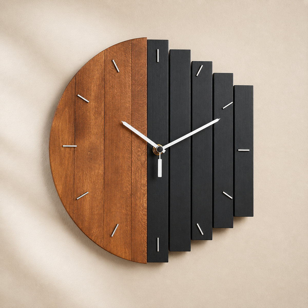 Reloj de pared de madera natural con pantalla analógica minimalista
