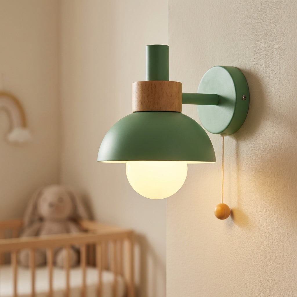 Lámpara de pared divertida con pantalla en tonos pastel e interruptor de cordón