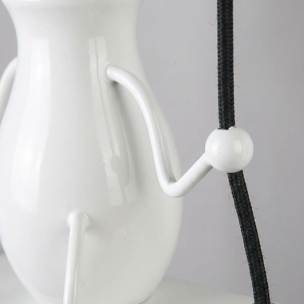 Aplique de pared de metal resistente con silueta de figura oscilante