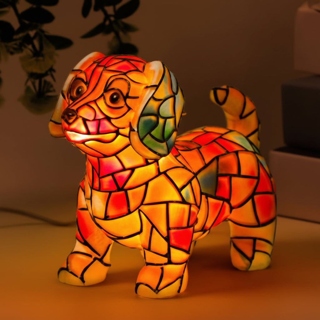 Lámpara de mesa decorativa con figura de perro de resina y vidrio emplomado
