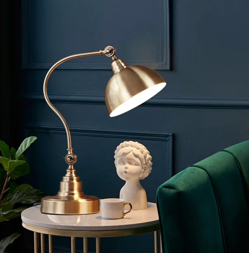 Lámpara de mesa vintage de metal con brazo curvado y pantalla abovedada