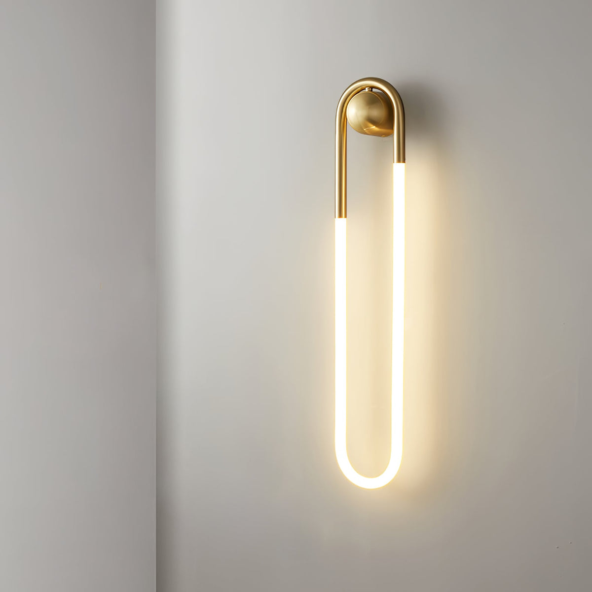 Aplique de pared arquitectónico minimalista con marco de latón en forma de lazo