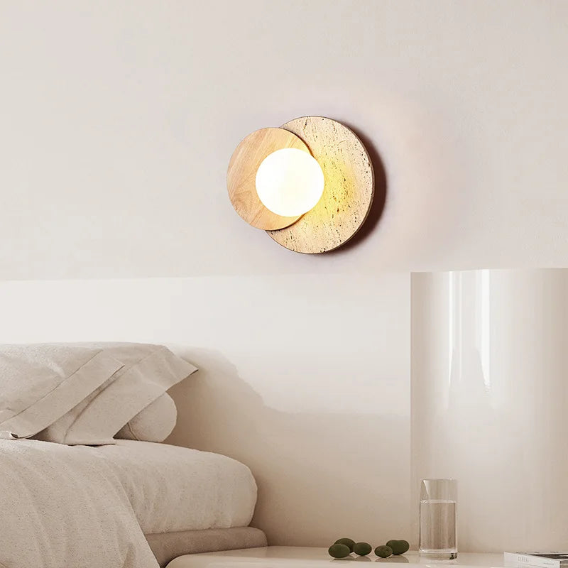 Lámpara de pared de piedra y madera con textura orgánica estilo wabi-sabi