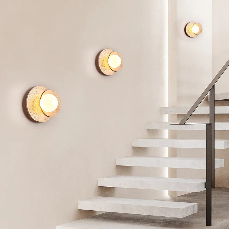 Lámpara de pared de piedra y madera con textura orgánica estilo wabi-sabi