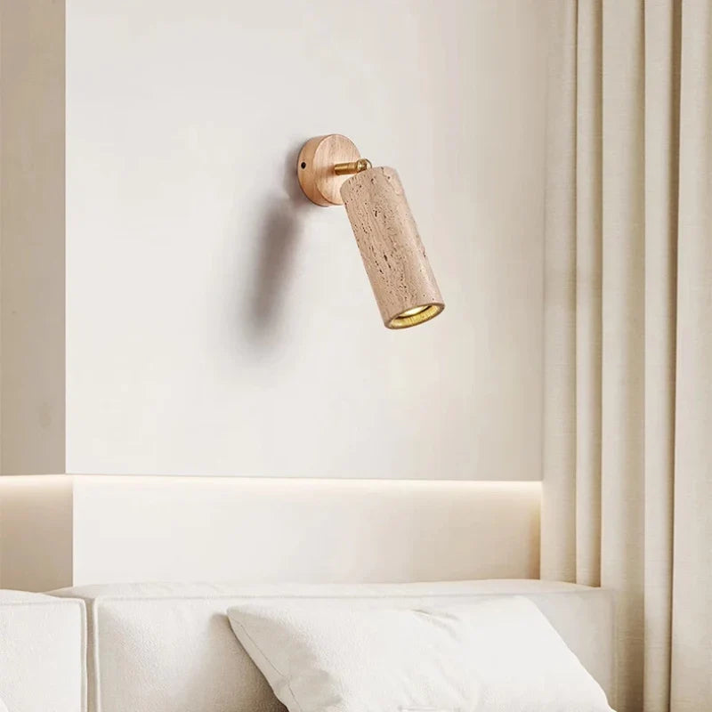 Lámpara de pared de piedra travertino y madera con textura estilo wabi-sabi