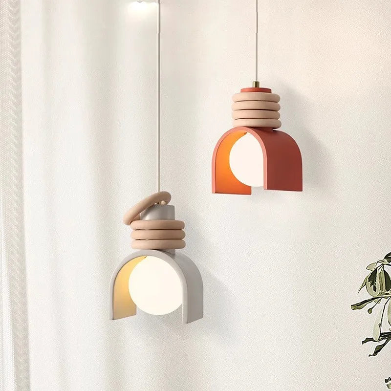 Lámpara colgante escultórica de resina con forma orgánica minimalista japonesa estilo wabi-sabi