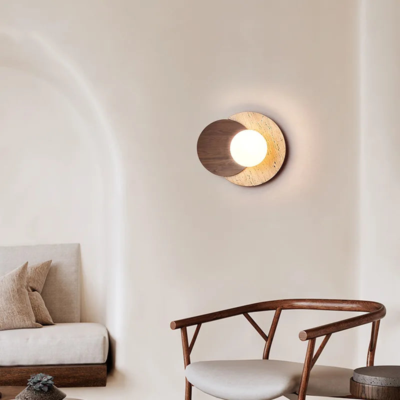 Lámpara de pared de piedra y madera con textura orgánica estilo wabi-sabi