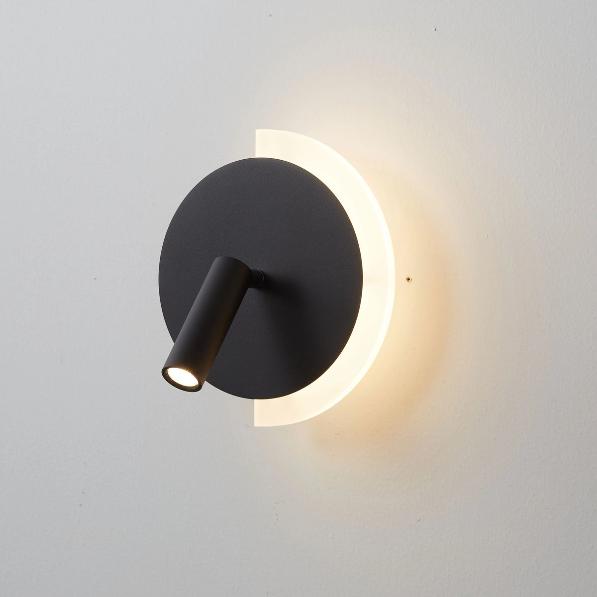 Aplique de pared escultórico de mesita de noche con forma de media luna redonda y resplandor