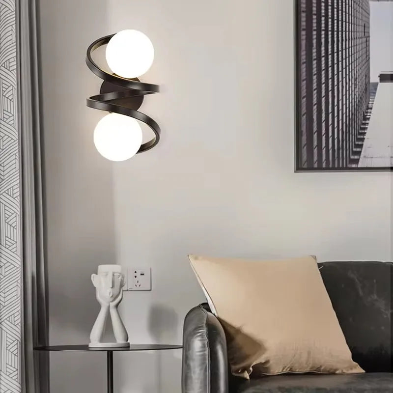 Lámpara de pared con esfera de vidrio esmerilado y marco espiral moderno