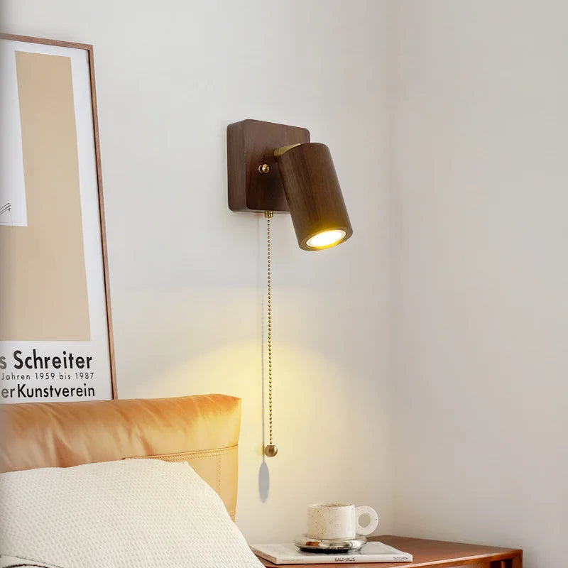 Aplique de pared retro escandinavo de madera maciza de nogal con foco giratorio