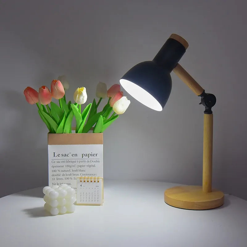 Lámpara de mesa nórdica con base de madera, regulable y respetuosa con la vista