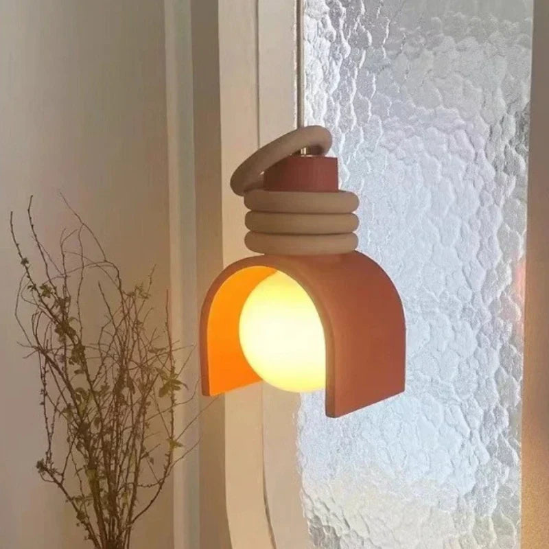 Lámpara colgante escultórica de resina con forma orgánica minimalista japonesa estilo wabi-sabi