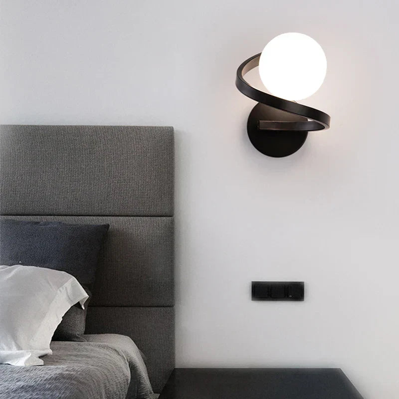 Lámpara de pared con esfera de vidrio esmerilado y marco espiral moderno