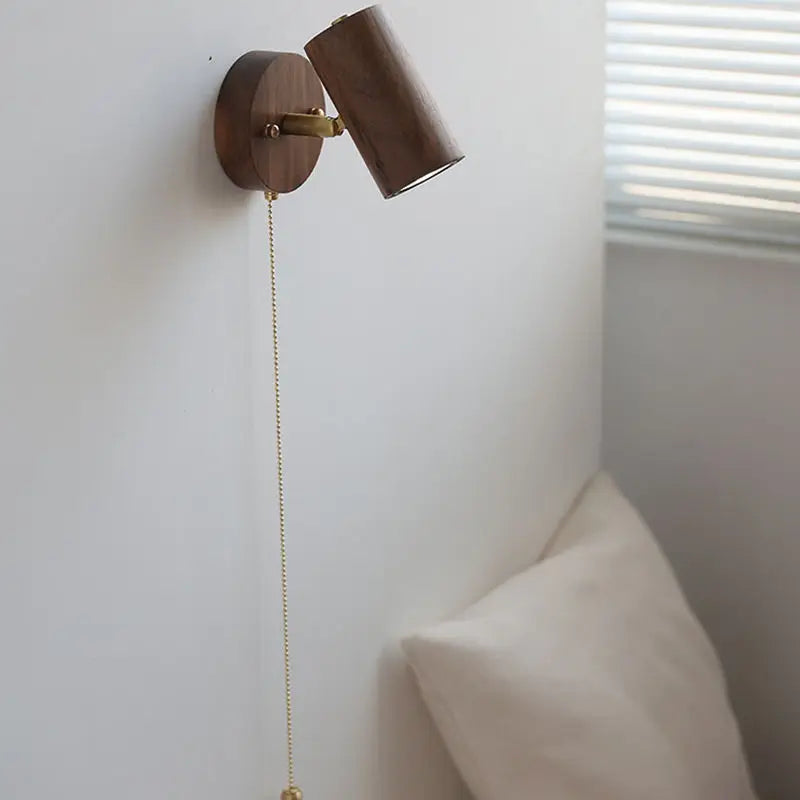 Aplique de pared retro escandinavo de madera maciza de nogal con foco giratorio