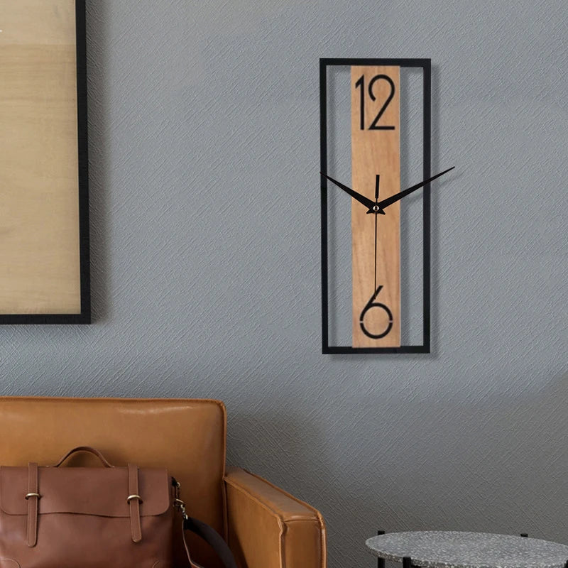 Reloj de pared rectangular delgado de madera con estructura abierta