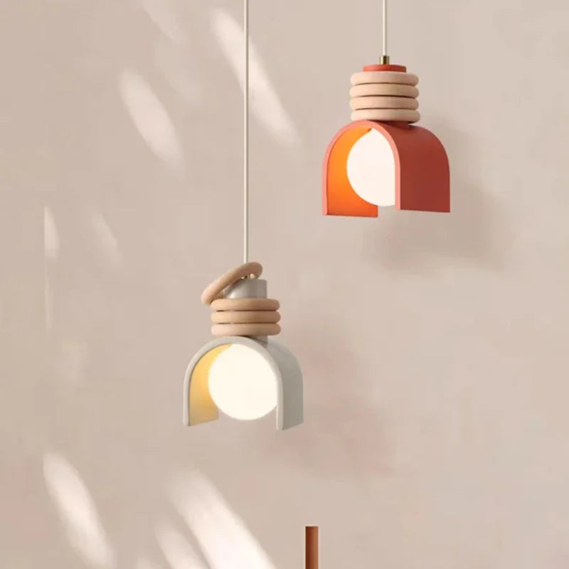 Lámpara colgante escultórica de resina con forma orgánica minimalista japonesa estilo wabi-sabi