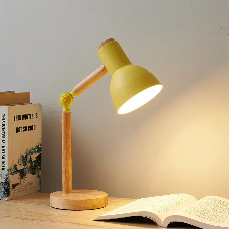 Lámpara de mesa nórdica con base de madera, regulable y respetuosa con la vista