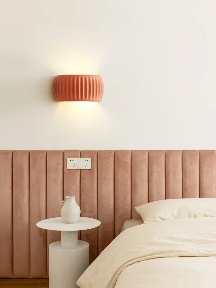 Aplique de pared moderno francés de resina estriada con iluminación arriba y abajo