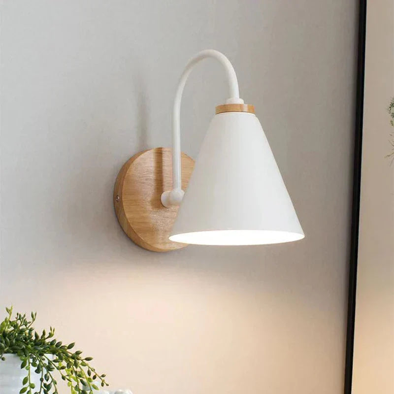 Lámpara de pared escandinava de madera curvada y hierro