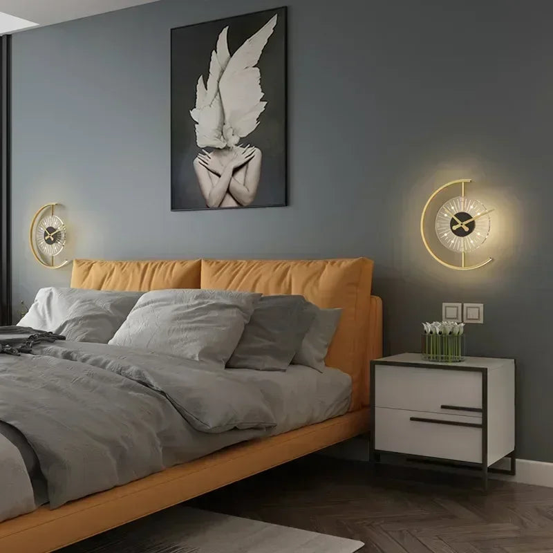 Lámpara de pared escultórica posmoderna con reloj en forma de media luna y brillo ambiental