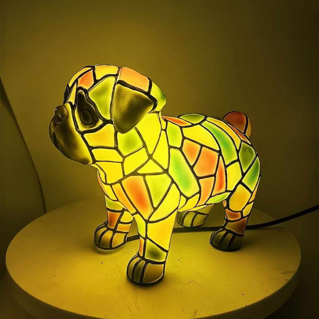 Lámpara de mesa decorativa con figura escultórica de perro de resina y vidrio emplomado