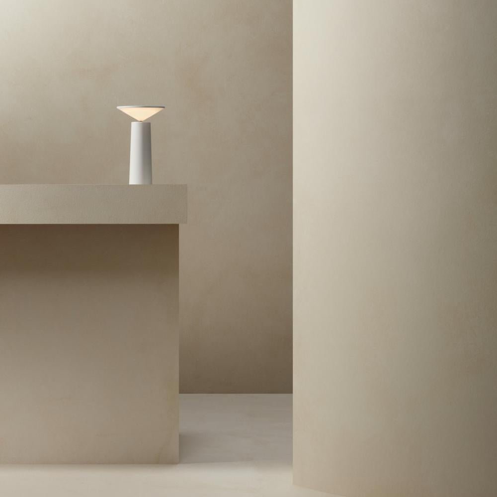 Lámpara de mesa escultural recargable, inalámbrica y regulable con silueta cónica