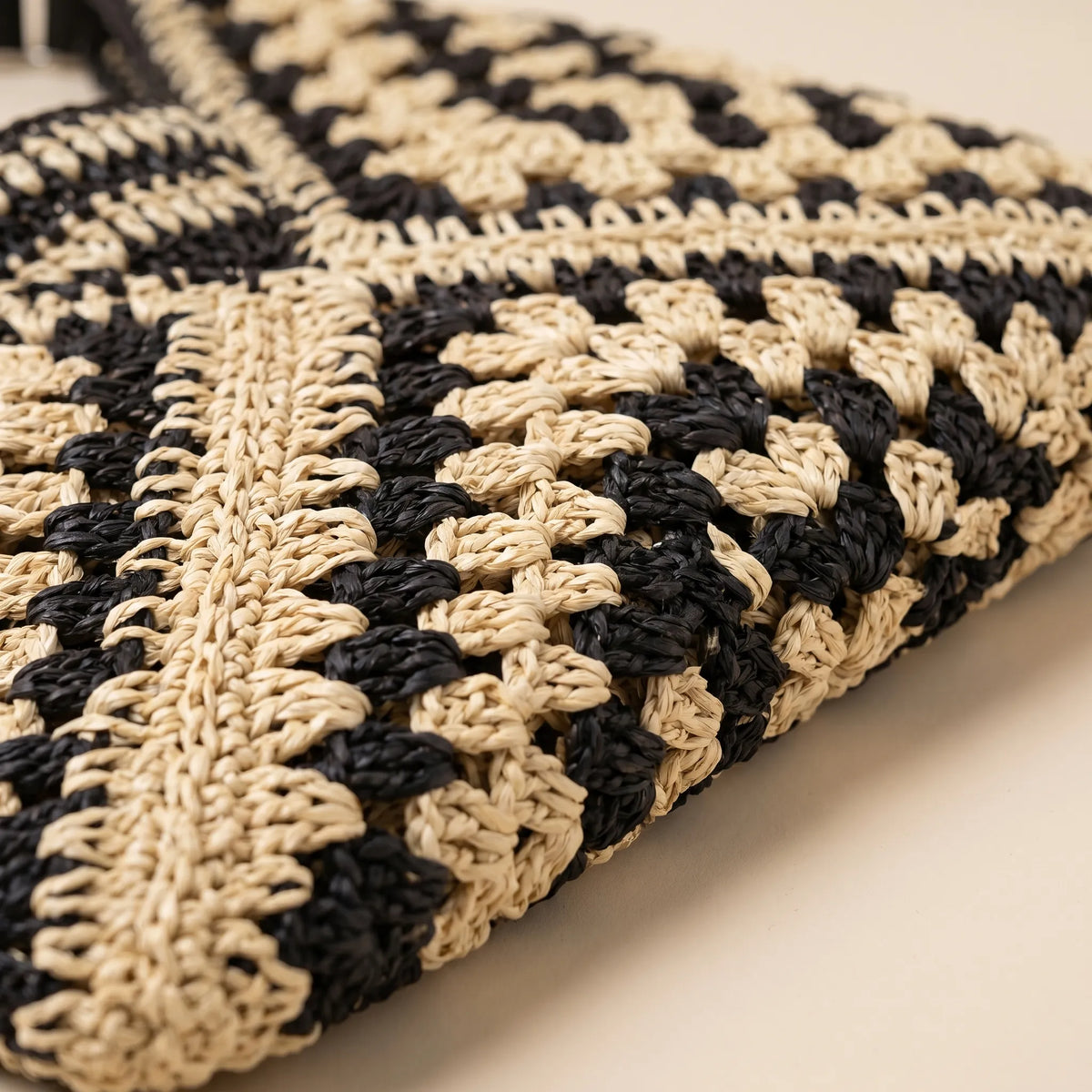 Bolso tote de hombro de paja tejida bicolor, holgado y abierto por arriba