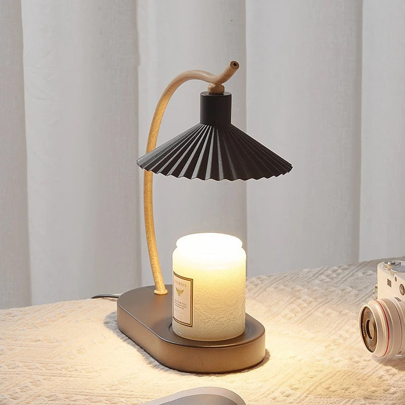 Lámpara de mesa calentadora de velas con pantalla plisada y brazo de madera nórdico
