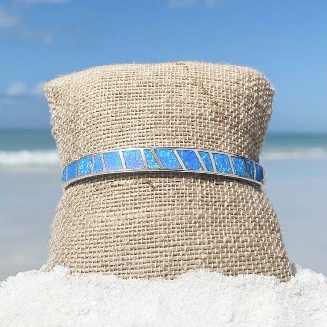 Pulsera de gema de ópalo y plata pulida inspirada en el océano