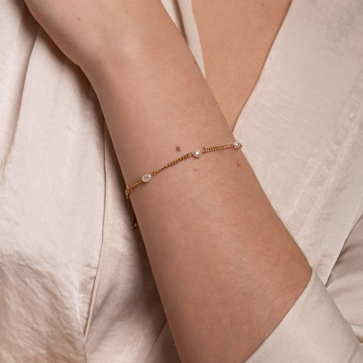 Pulsera artesanal de perlas de agua dulce y acero inoxidable con baño de oro