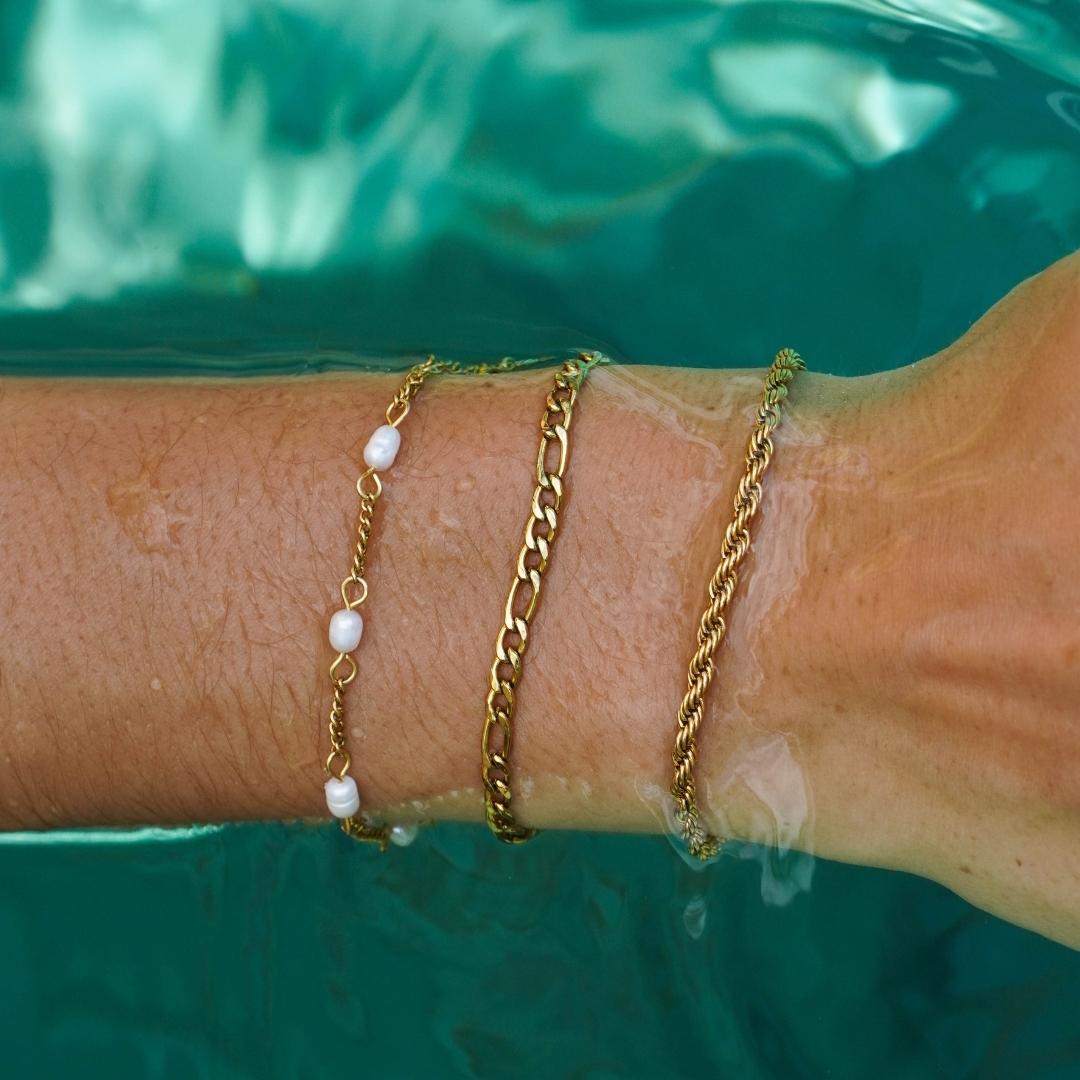 Pulsera artesanal de perlas de agua dulce y acero inoxidable con baño de oro