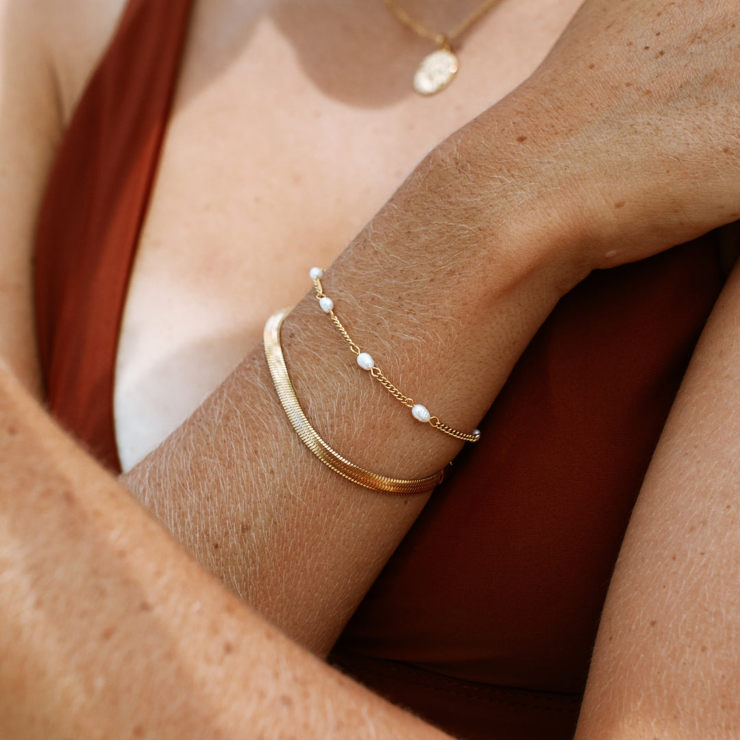 Pulsera artesanal de perlas de agua dulce y acero inoxidable con baño de oro