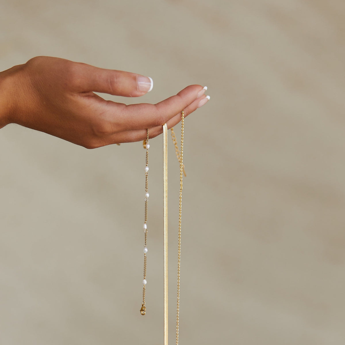 Pulsera artesanal de perlas de agua dulce y acero inoxidable con baño de oro