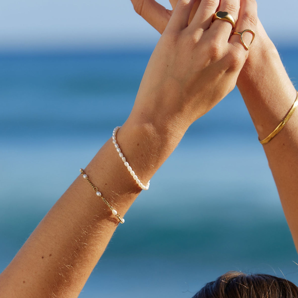 Pulsera artesanal ajustable de perlas de agua dulce, plata chapada en oro