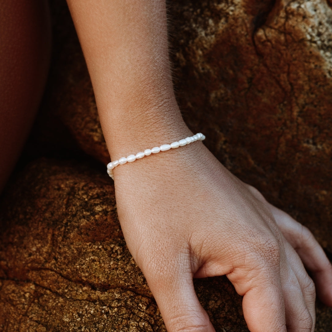 Pulsera artesanal ajustable de perlas de agua dulce, plata chapada en oro